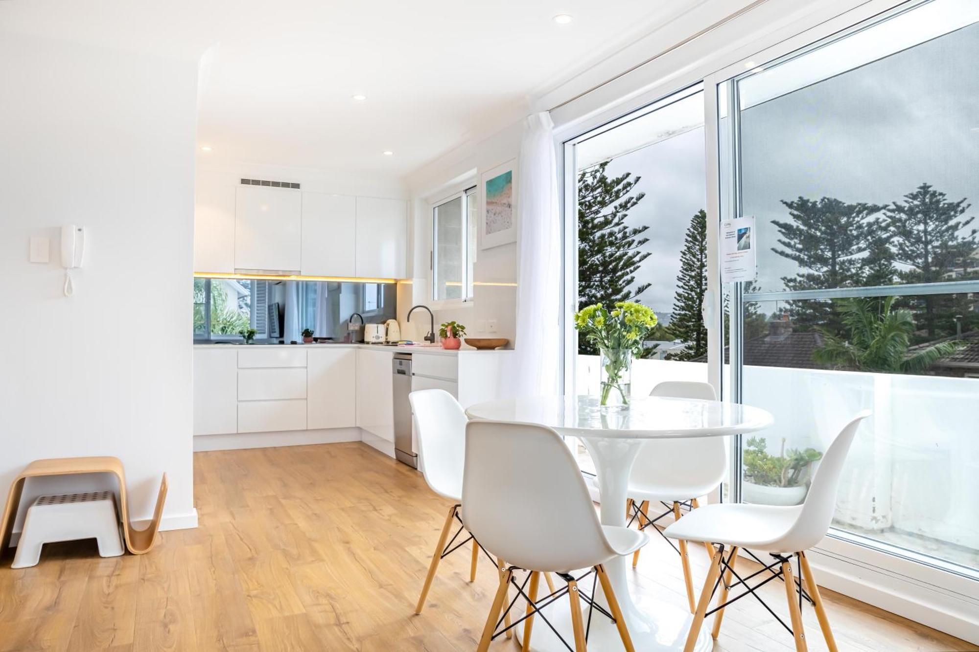 Chic Apartment Footsteps From Manly Beach Sydney Room photo