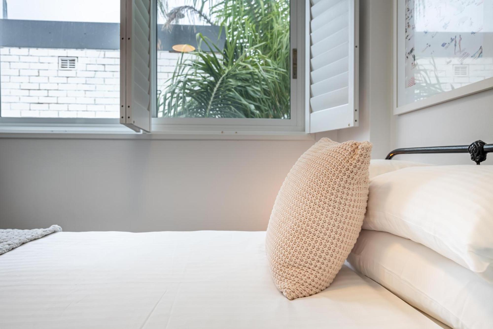 Chic Apartment Footsteps From Manly Beach Sydney Room photo